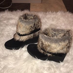 Super cute black wedge boots with fur!